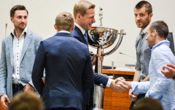 LFF taurę „Žalgiris“ įteikė Vilniaus miesto savivaldybei