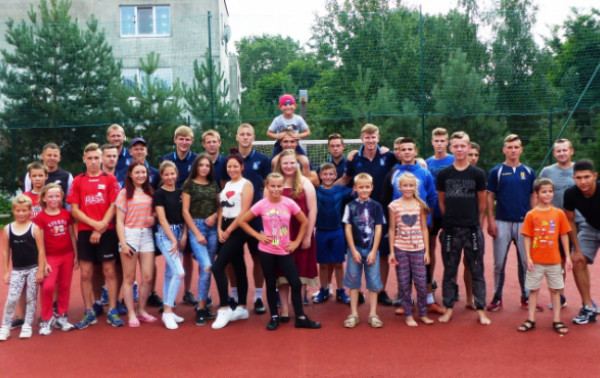 Vaikų globos namų mažieji praskaidrino „Jonavos“ futbolininkų nuotaiką