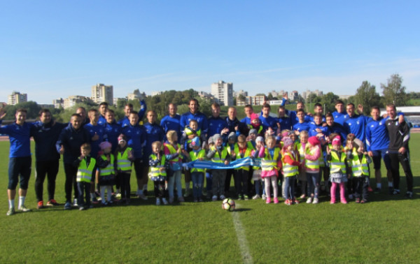 „Jonavos“ komanda su darželinukais paminėjo masinio futbolo savaitę