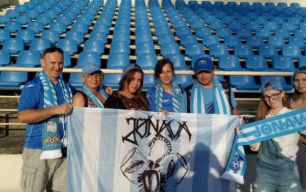„Jonavos“ gerbėjų vėliavos – komandinei dvasiai pakelti