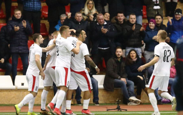 Čempionai titulo gynybą pradėjo pergalingai